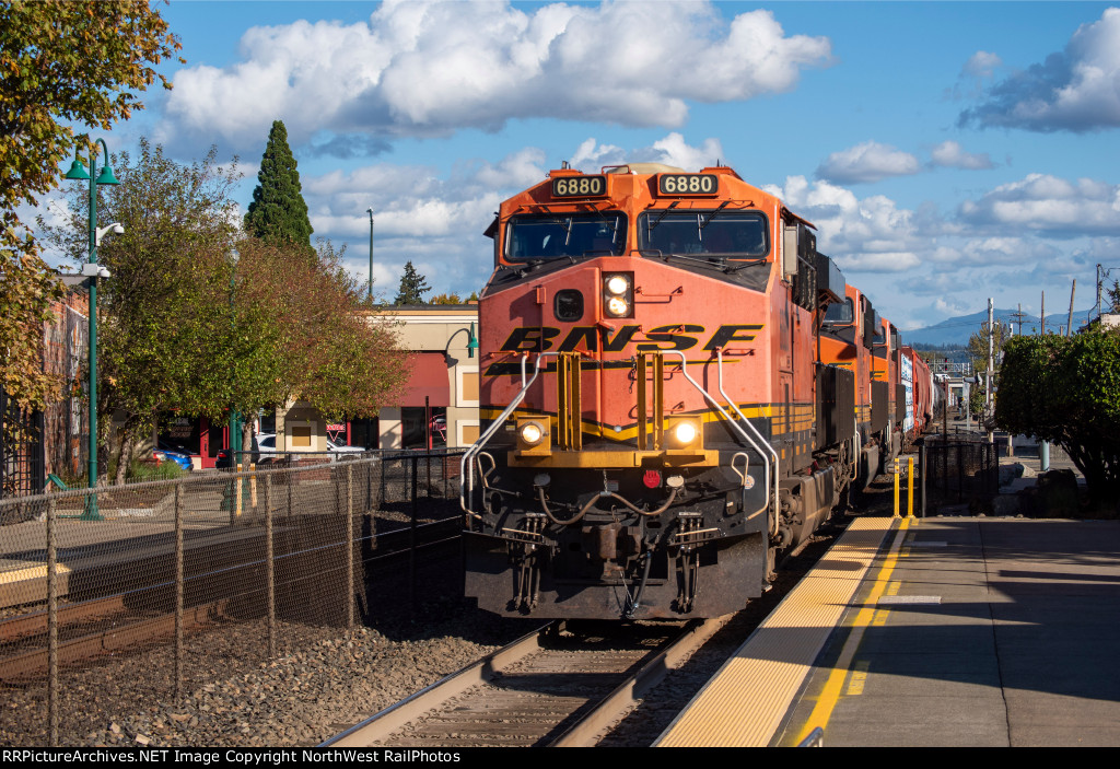 BNSF 6880